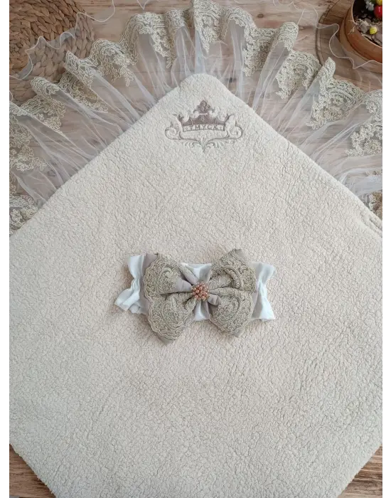 Omarı Kuzulu Taç Nakışlı Güpürlü Unisex Yenidoğan Battaniye