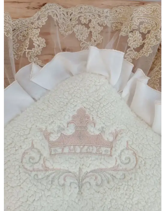 Omarı Yenidoğan Wool Yün Kumaş Taç Nakışlı Güpür Duvaklı Battaniye