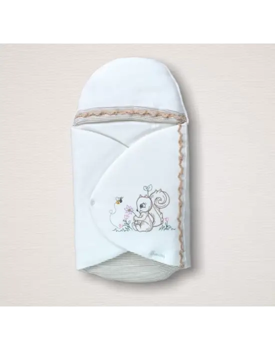 Omarı Yenidoğan Minik Sincap Nakışlı Ekru Battaniye