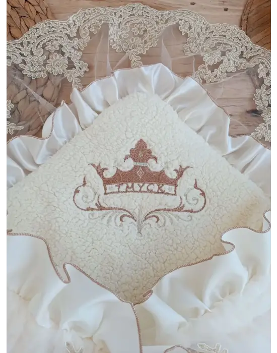 Omarı Yenidoğan Wool Yün Taç Nakışlı Battaniye