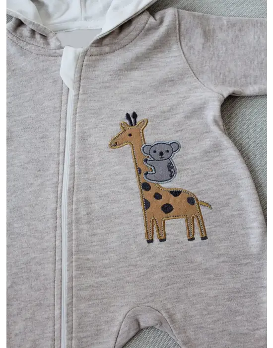 Omarı Bebek Tulumu Zürafa Nakışıyla Renkleniyor