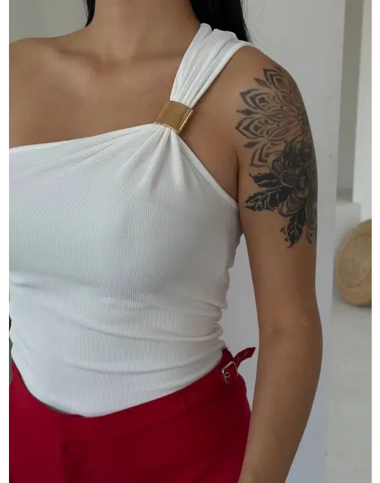 Omarı Tek Omuzlu Altın Metal Detaylı Bluz