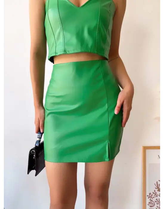 Tek yırtmaçlı arkadan fermuarlı deri etek yeşil s24475