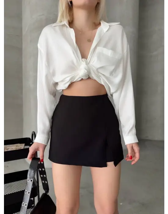 Omarı Deniz Kenarında Rahatlık ve Şıklık: Yırtmaç Detaylı Şort Etek