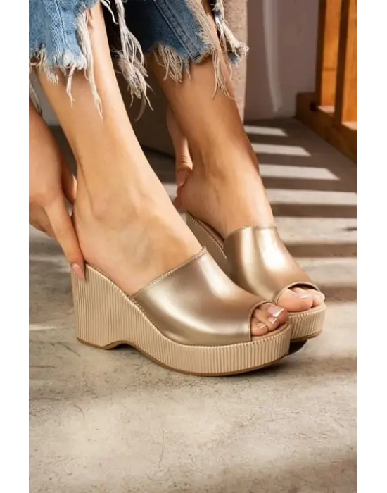 Omarı Yumuşak ve Rahat Bej Topuk Terliği