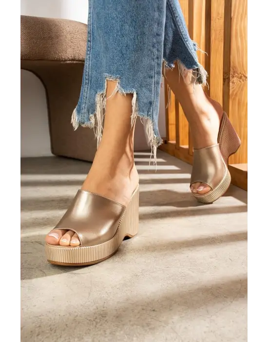 Omarı Yumuşak ve Rahat Bej Topuk Terliği