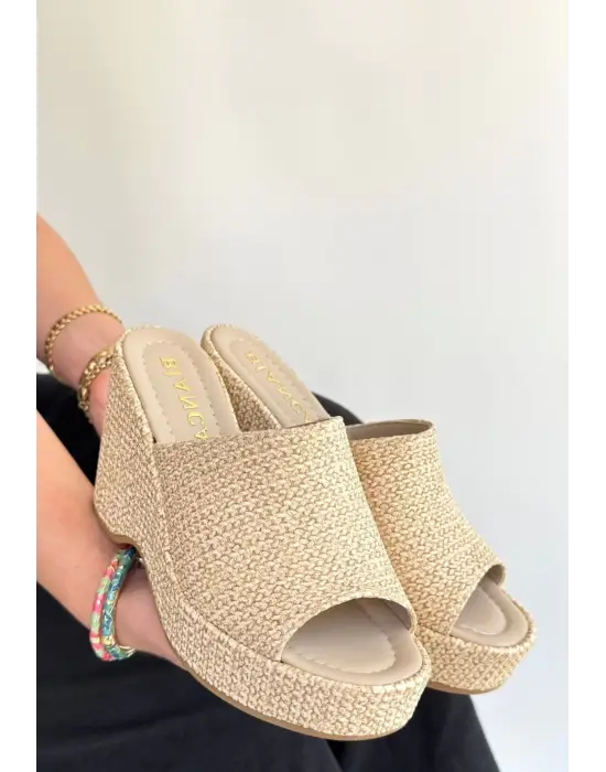 Tlay Bej Hasır Dokumalı Dolgu Topuk Terlik