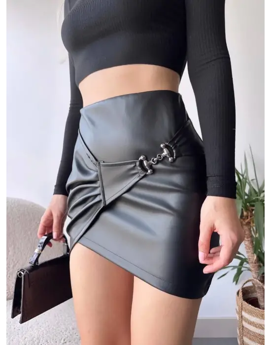 Tokalı deri etek siyah s240097