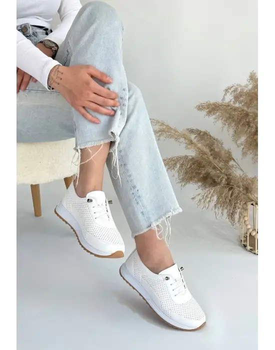 Modern Beyaz Bağcıklı Spor Ayakkabı
