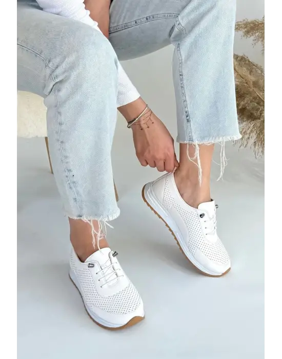 Modern Beyaz Bağcıklı Spor Ayakkabı