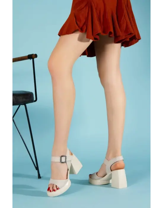 Omarı Yumuşak Ve Şık Topuklu Sandalet