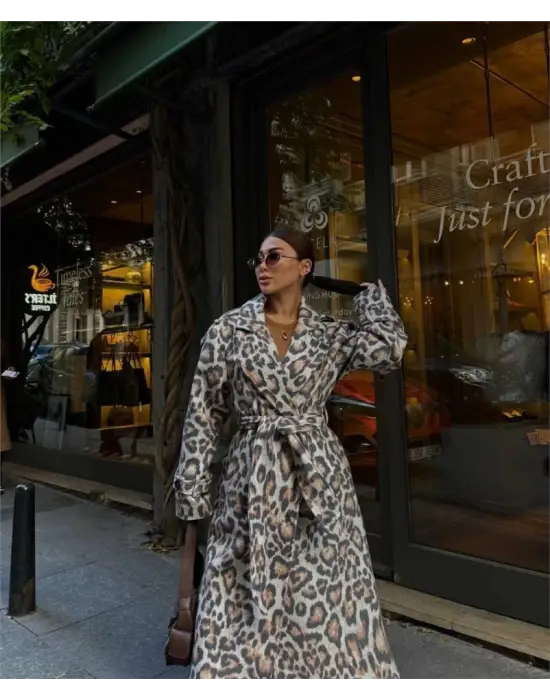 Omarı Şık ve Şehirli Leopar Desenli Kaban