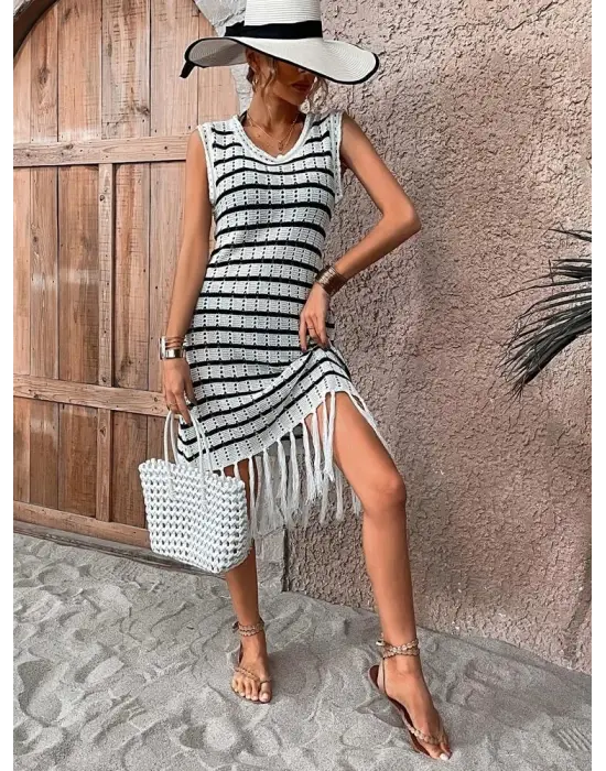 Omarı Şık Püsküllü V Yaka Triko Elbise