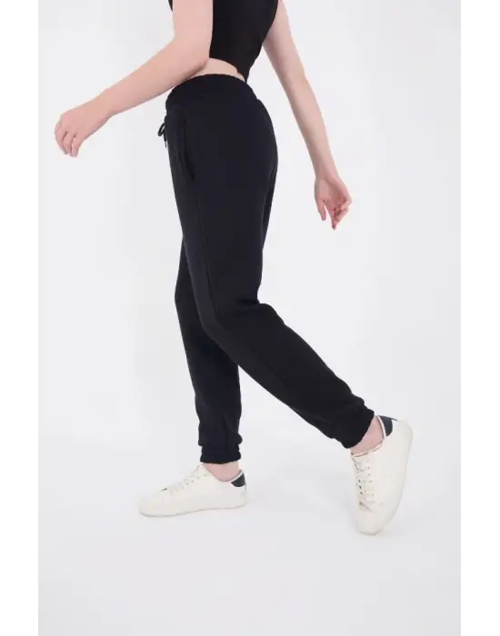 Omarı Rahatlık ve Stil Uyumunda Üç İplik Lastikli Eşofman Pantolon