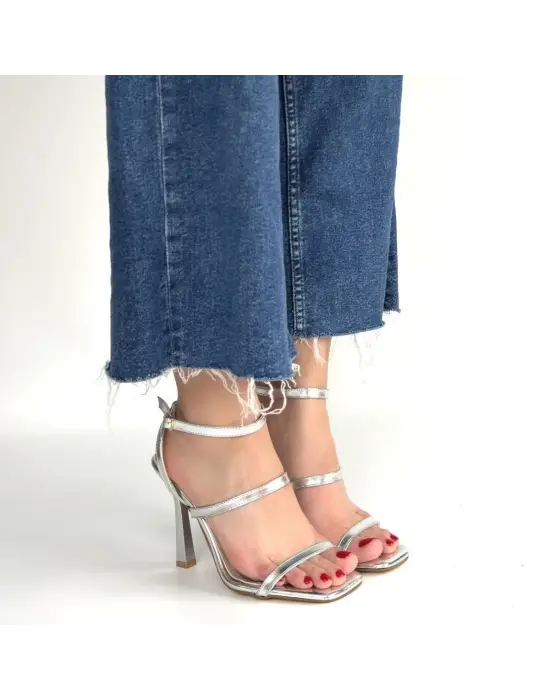 Umira Gümüş Rugan Topuklu Bilekten Kemerli Ayakkabı