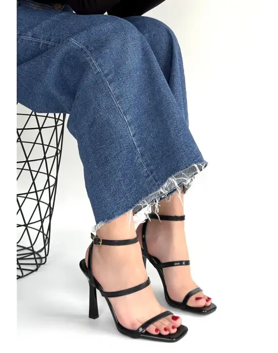 Umira Siyah Rugan Topuklu Bilekten Kemerli Ayakkabı