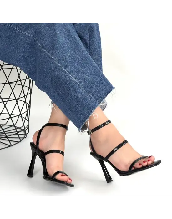 Umira Siyah Rugan Topuklu Bilekten Kemerli Ayakkabı