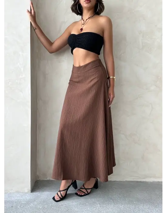 Omarı Yumuşak Doku ve Elegan Çizgilerle Tasarlanmış Uzun Etek