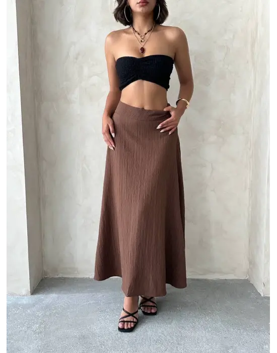 Omarı Yumuşak Doku ve Elegan Çizgilerle Tasarlanmış Uzun Etek