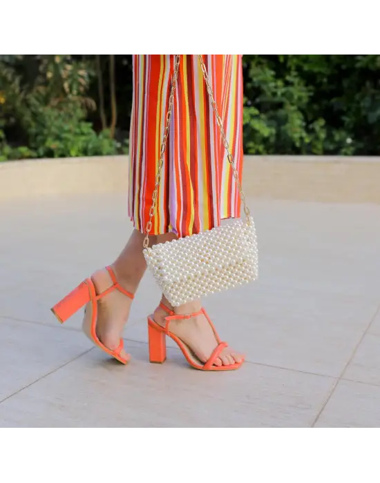 Uzun zincir kollu kapaklı inci çanta beyaz