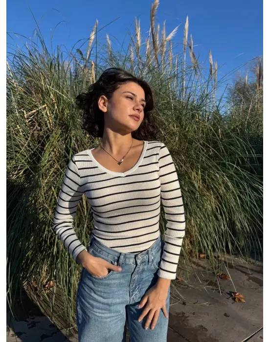 V yaka çizgili bluz beyaz A3699