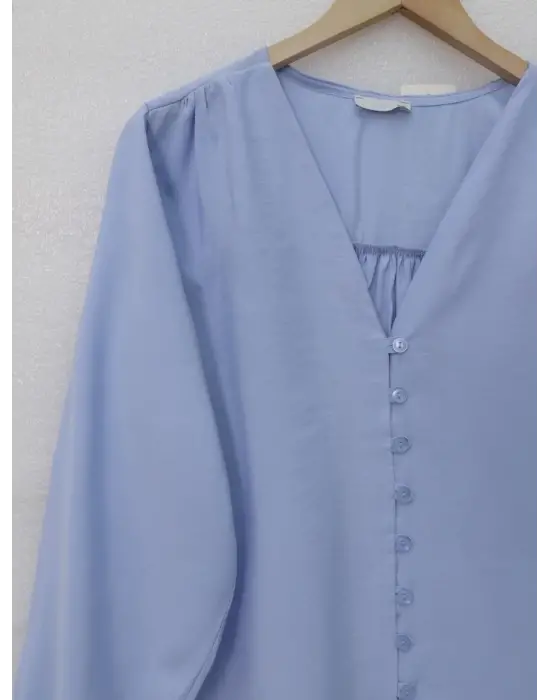 V Yaka Düğmeli Arkası Uzun Gömlek -Bebe Mavi