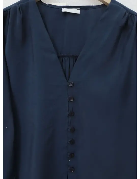 V Yaka Düğmeli Arkası Uzun Gömlek -Laci