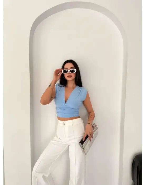 Vatkalı Kolsuz V Yaka Drapeli Crop Bluz Likralı Fit - Bebek Mavisi