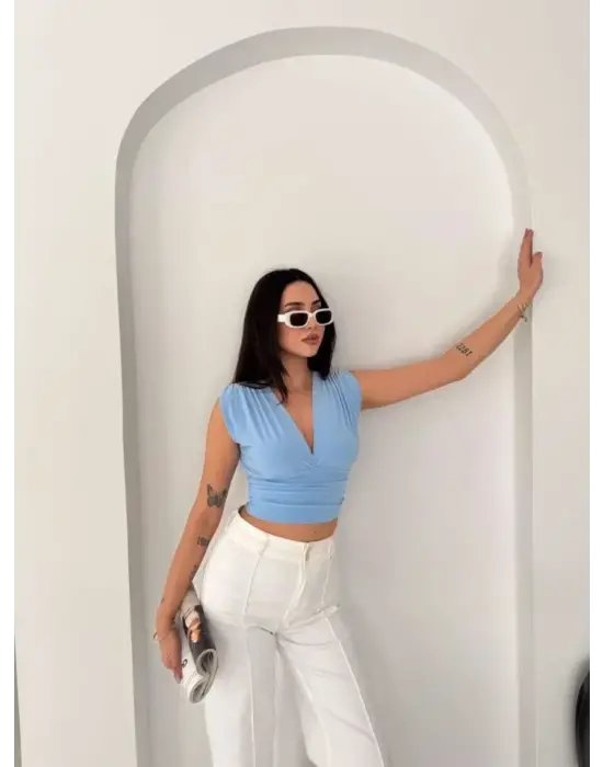 Vatkalı Kolsuz V Yaka Drapeli Crop Bluz Likralı Fit - Bebek Mavisi