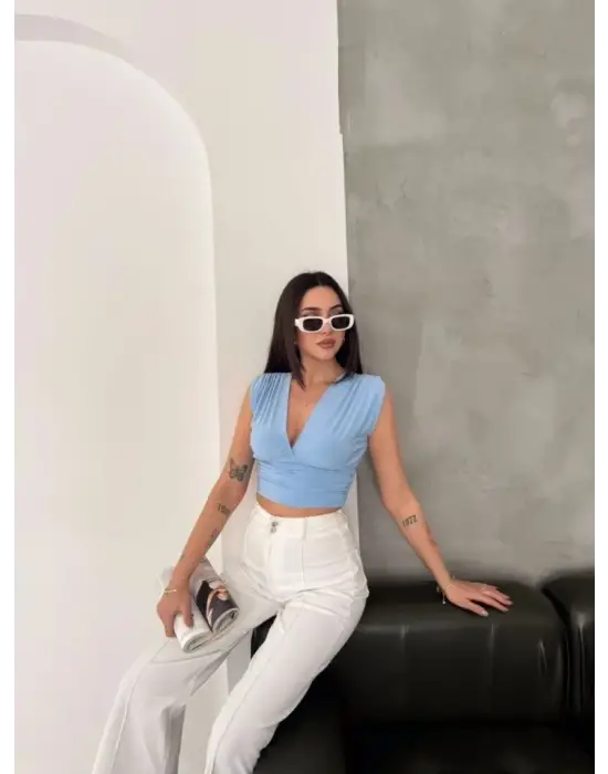 Vatkalı Kolsuz V Yaka Drapeli Crop Bluz Likralı Fit - Bebek Mavisi