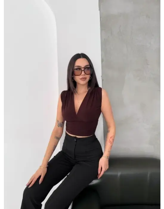 Vatkalı Kolsuz V Yaka Drapeli Crop Bluz Likralı Fit - Kahverengi