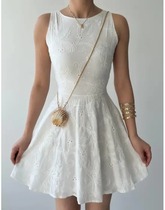 Omarı Zarif Detaylarıyla Dikkat Çeken Elbise