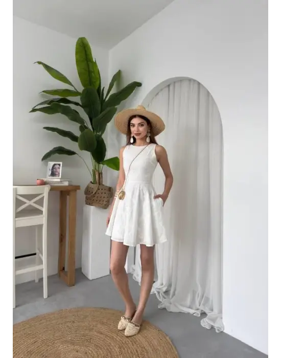 Omarı Zarif Detaylarıyla Dikkat Çeken Elbise