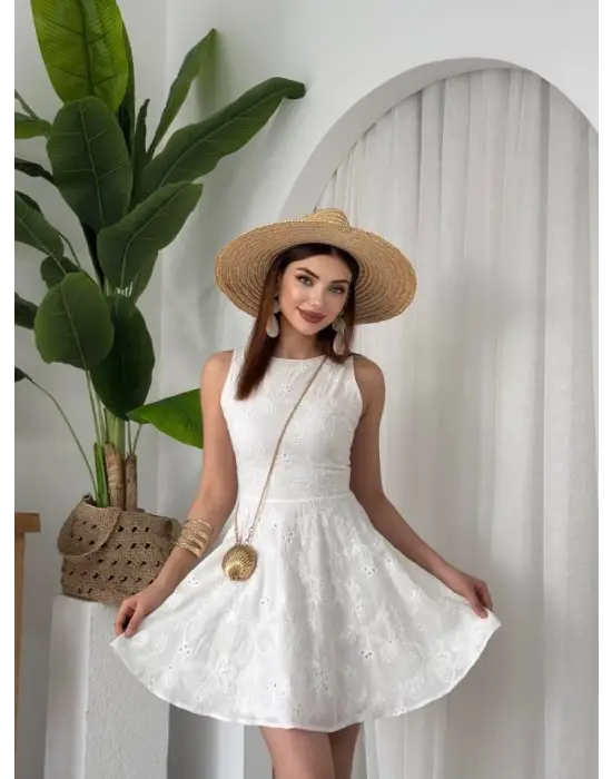 Omarı Zarif Detaylarıyla Dikkat Çeken Elbise