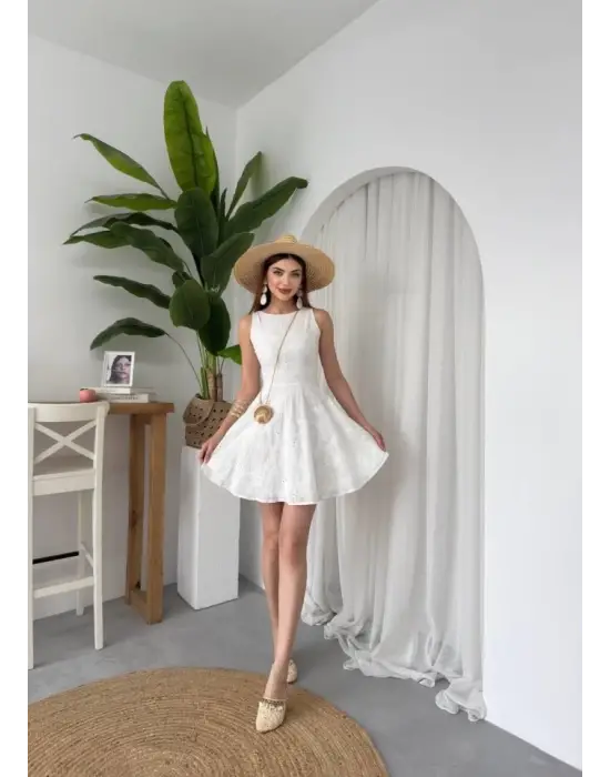 Omarı Zarif Detaylarıyla Dikkat Çeken Elbise