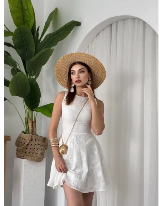 Omarı Zarif Detaylarıyla Dikkat Çeken Elbise