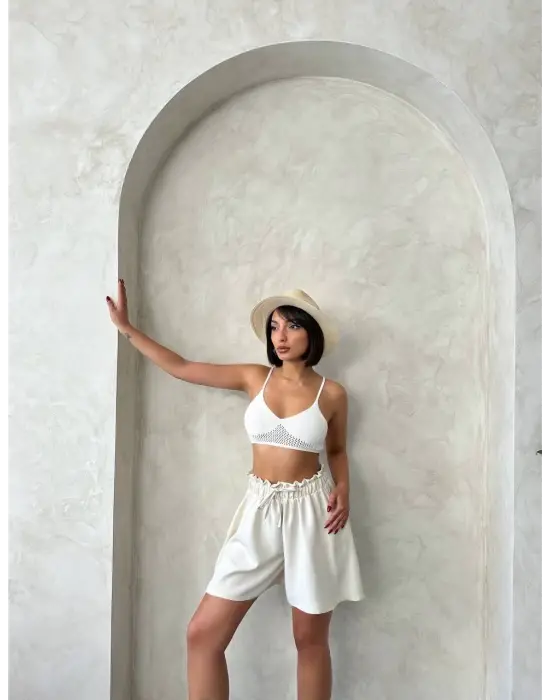 Omarı Şık Volan Detaylı Bej Keten Şort