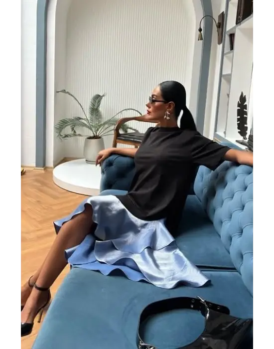 Omarı Şık Volan Detaylı Siyah Elbise