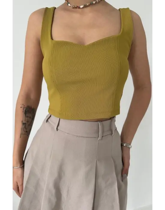 Omarı Hafif ve Şık Yeşil Askılı Bluz