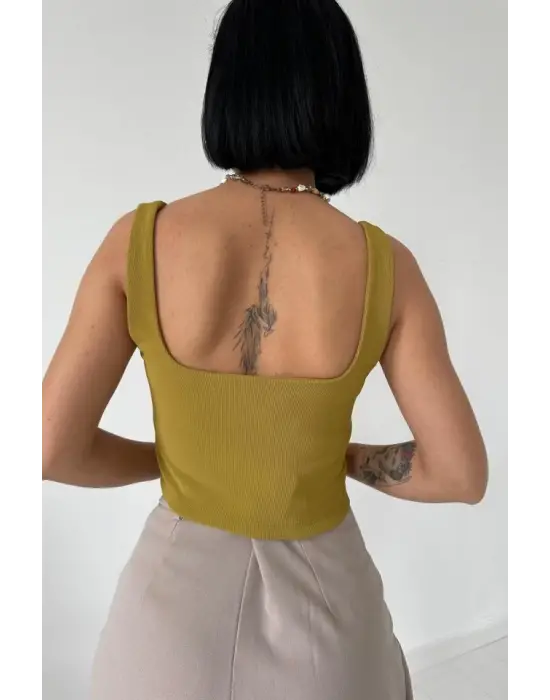 Omarı Hafif ve Şık Yeşil Askılı Bluz