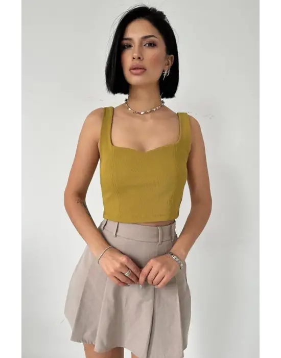 Omarı Hafif ve Şık Yeşil Askılı Bluz