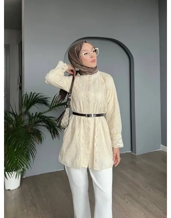 Yakası Ve Kolu Dantelli Top Düğmeli Astarlı Gömlek -Bej