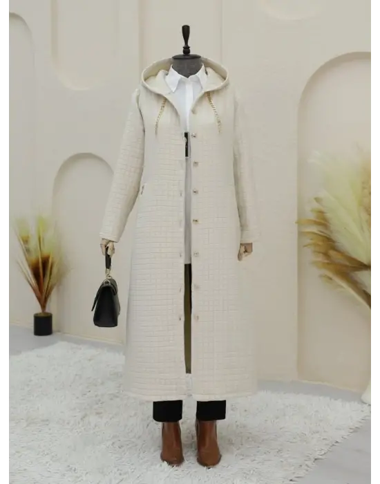 Taş Yakası Zincir Detaylı Uzun Kapitone Kaban Kadın Giyim