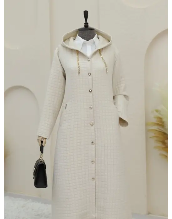 Taş Yakası Zincir Detaylı Uzun Kapitone Kaban Kadın Giyim