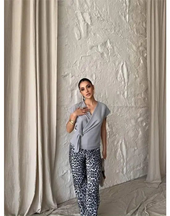 YANDAN BAĞLAMA DETAYLI KOLSUZ BLUZ - Gri