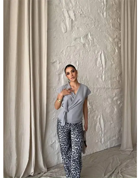 Omarı Şık Yandan Bağlama Kolsuz Bluz - Gri