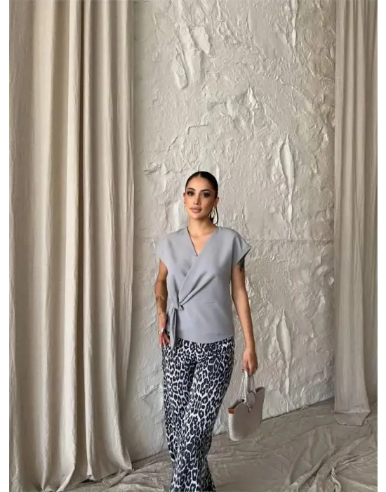 YANDAN BAĞLAMA DETAYLI KOLSUZ BLUZ - Gri