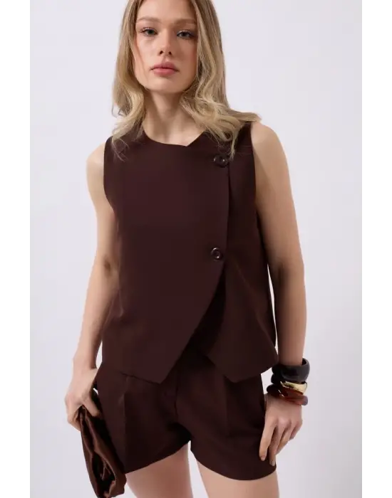 Omarı Şık ve Pratik Düğmeli Yelek