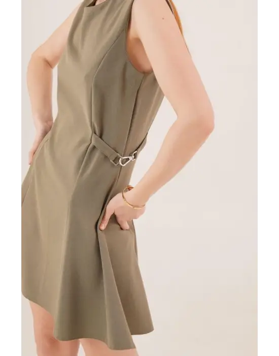 Yanları Zincir Detaylı Sıfır Kol Haki Mini Elbise