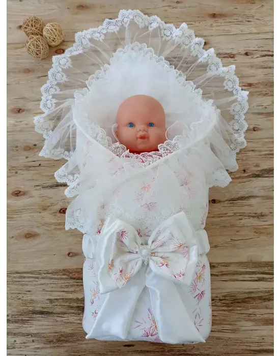 Zarif Hanımeli Desenli Nakışlı Bebek Battaniyesi